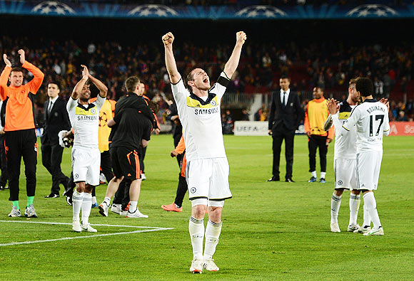 Frank Lampard (centre) of Chelsea celebrates at the end of the UEFA Champions League Semi Final