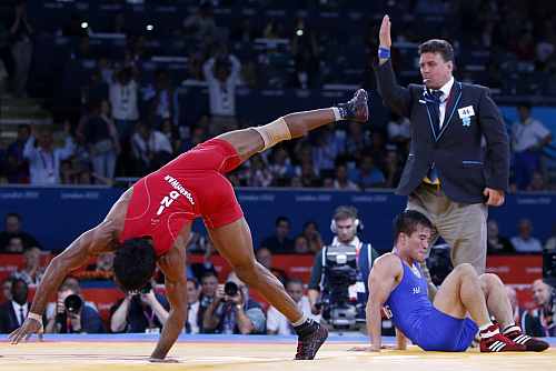 India's Yogeshwar Dutt (in red) reacts after defaeting for the bronze medal North Korea's Jong Myong Ri