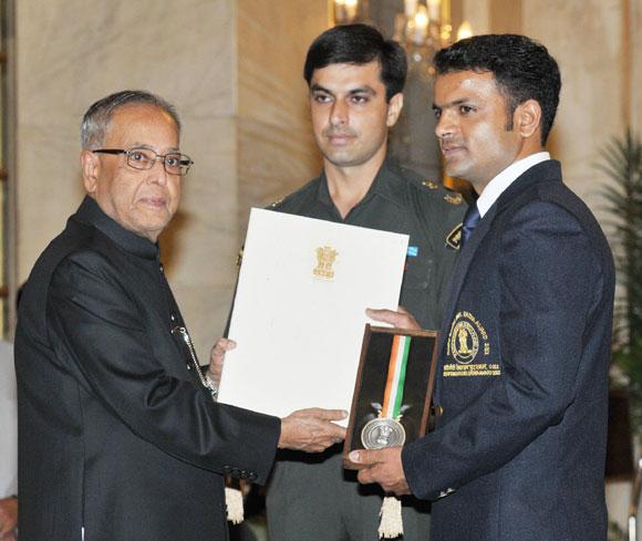 President of India Pranab Mukherjee presents the Rajiv Gandhi Khel Ratan for 2012 to Vijay Kumar