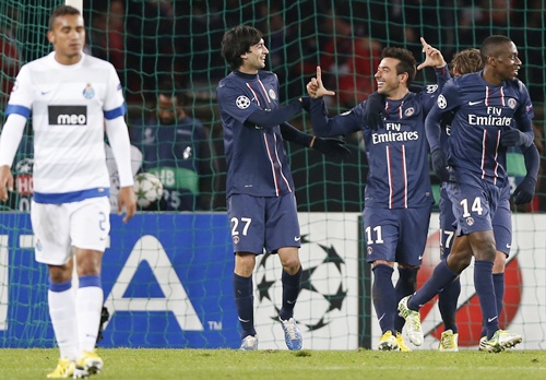 Paris St Germain's Ezequiel Lavezzi (centre) celebrates with teammates