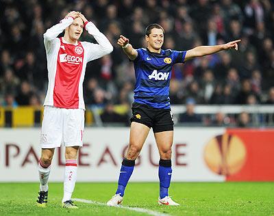 Javier Hernandez (right) of Manchester United celebrates