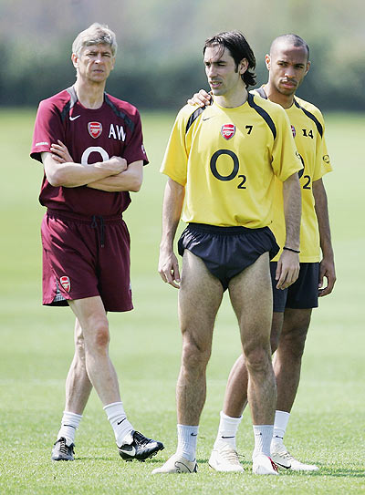 Thierry Henry (right) and Robert Pires (centre) with Arsene Wenger