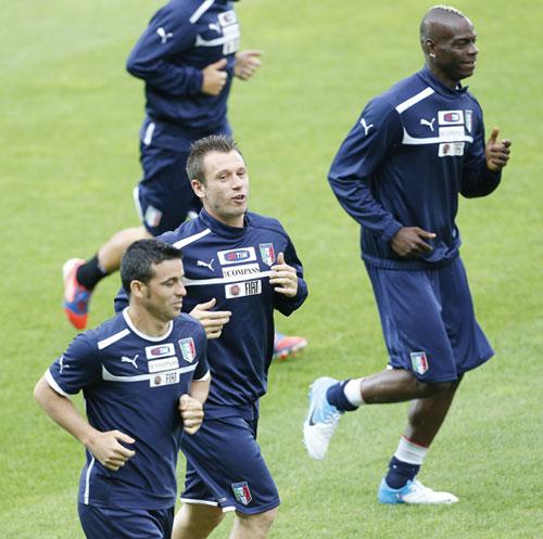 Italy's soccer players Mario Balotelli (R), Antonio Cassano (C) and Antonio Di Natale warm up during a training session