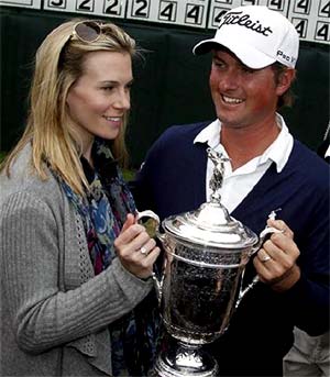 Webb Simpson and his wife Dowd hold the US Open Championship trophy