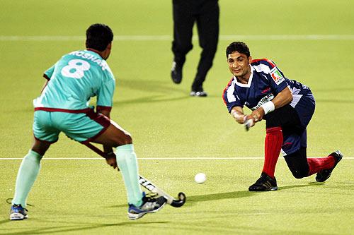 Tariq Aziz of Sher-e-Punjab flicks the ball past Roshan Minz of Pune Strykers