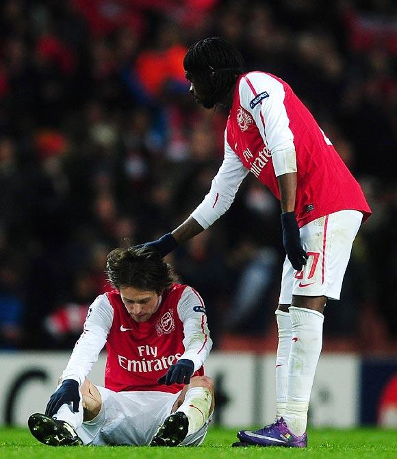 Gervinho consoles team-mate Tomas Rosicky