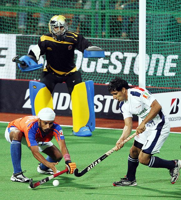 Ajmer Singh tackles Mandeep Antil (right)