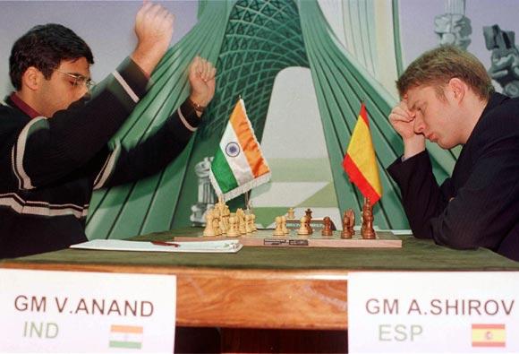 Indian grandmaster Viswanathan Anand (left) raises his hands in celebration after an error by Spain's Alexei Shirov during the FIDE World chess championship in Tehran on December 24, 2000