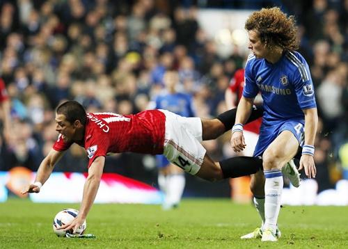 Chelsea's David Luiz challenges Manchester United's Javier Hernandez