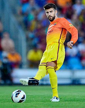 Fred of Brazil's Fluminense heads the ball as Luis Leon of Ecuador's  Barcelona defends during a Copa Libertadores quarterfinal first leg soccer  match at the Maracana stadium in Rio de Janeiro, Brazil