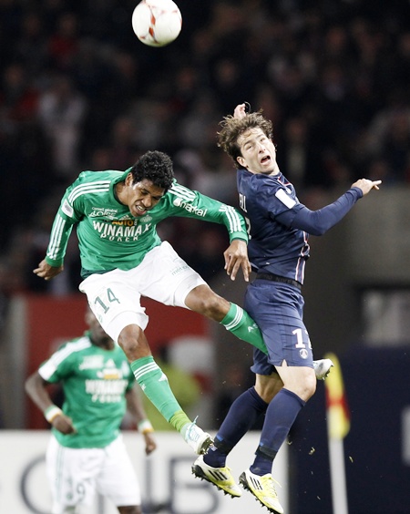 Paris St Germain's Maxwell (right) challenges Saint Etienne's Brandao