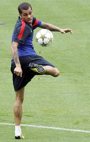 Alan Benítez of Paraguay competes for the ball with Edinson Cavani