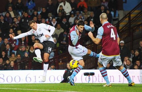 Javier Hernandez of Manchester United shoots