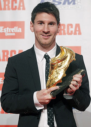 Lionel Messi with the Golden Boot trophy