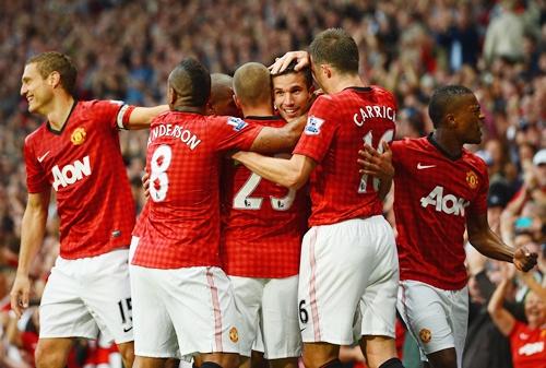 Robin van Persie of Manchester United is congratulated by his team mates