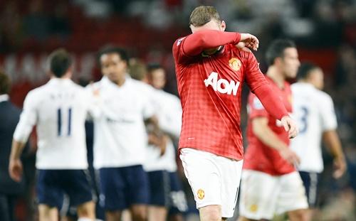 Manchester United's Wayne Rooney wipes his face