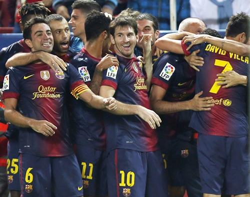 Barcelona's players congratulate teammate David Villa