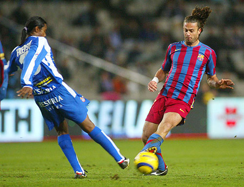 Thiago Motta of FC Barcelona challenges Fredson of Espanyol