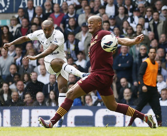 Tottenham Hotspur's Jermain Defoe (left) shoots and scores past Manchester City's Vincent Kompany