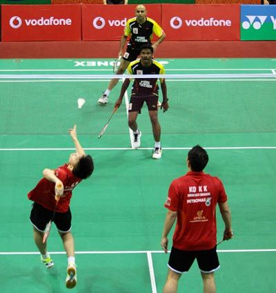 Tan Boon Heong and Koo Kien Keat (red) of Delhi Smashers in action against Rupesh Kumar and Sanave Thomas of Pune Pistons.