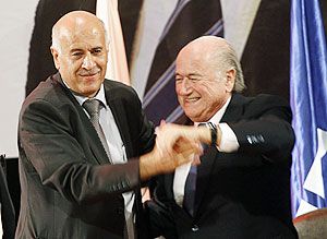FIFA President Sepp Blatter (right) and Palestinian FA chairman Jibril Rajoub