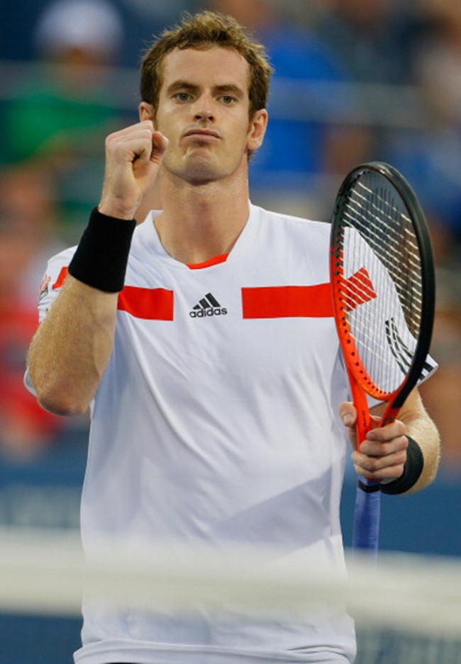 Andy Murray of Great Britain celebrates a point during his men's singles second round match against Leonardo Mayer of Argentina on Day 5