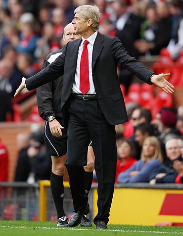 Arsene Wenger argues with the referee