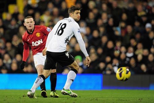 Wayne Rooney of Manchester United scores the opening goal during the Barclays Premier League match between Fulham and Manchester United