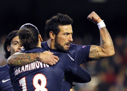Paris Saint-Germain's Argentine player Ezequiel Lavezzi (right) gestures