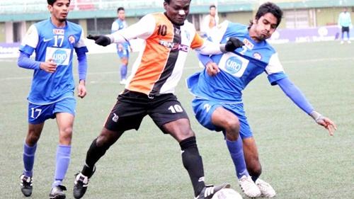 Yusif Yakubu (centre)