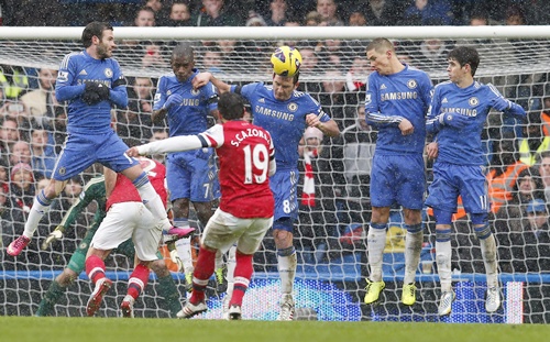 Chelsea's Frank Lampard (centre) heads the ball