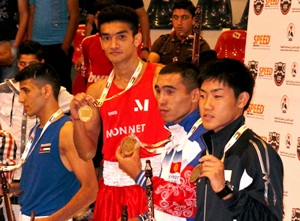 Shiv Thapa displays his gold medal on the victory podium