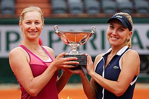 Russia's Ekaterina Makarova (left) and Elena Vesnina hold the Coupe Simone Mathieu after winning their women's doubles final against Italians Sara Errani and Roberta Vinci on Sunday