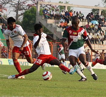 Mohun Bagan's Odafe Okolie is challenged by Pune FC players