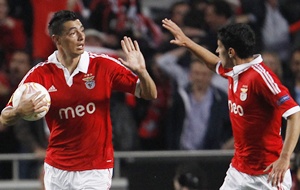 Benfica's Oscar Cardozo (left) celebrates