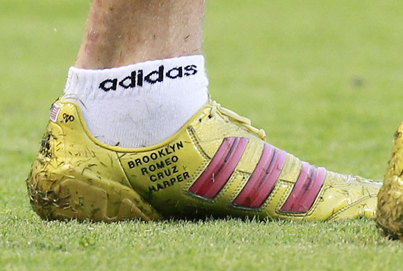 Los Angeles Galaxy's David Beckham of Britain displays the names of his four children on his boot during their MLS soccer match against the San Jose Earthquakes in Carson, California August 20, 2011