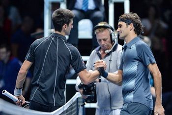 Federer congratulates Djopkovic after the match
