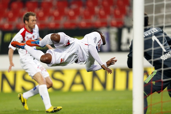 FC Sion's Leo Itaperuna (centre) dives for the ball in front of FC Basel's (FCB) goalkeeper Yann Sommer