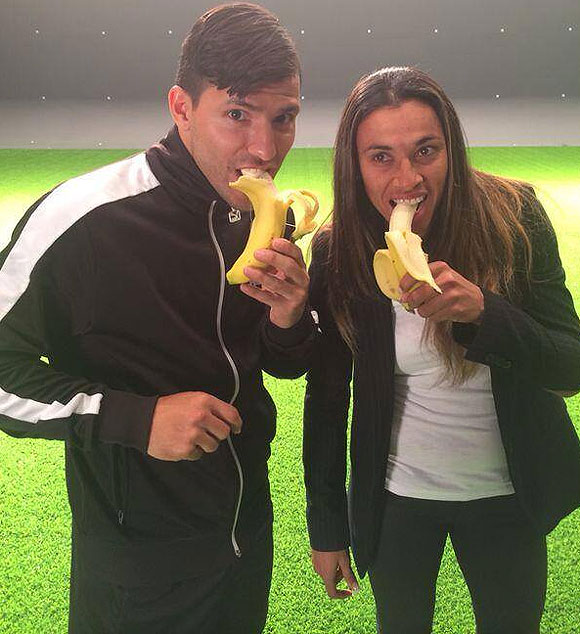 Sergio 'Kun' Aguero and Marta eat bananas