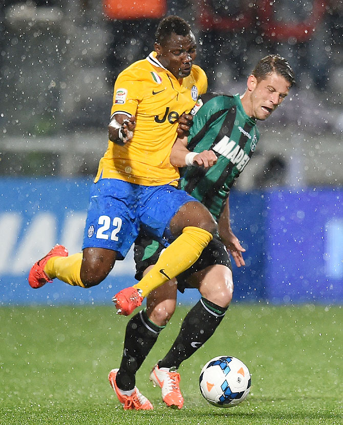 Kwaddwo Asamoah of Juventus and Marcello Gazzola of Sassuolo vie for possession during their Serie A match at Mapei Stadium on Monday