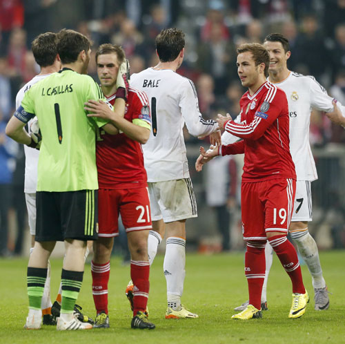 Real Madrid's goalkeeper Iker Casillas comforts Bayern Munich's Philipp Lahm after their Champions League semi-final second leg