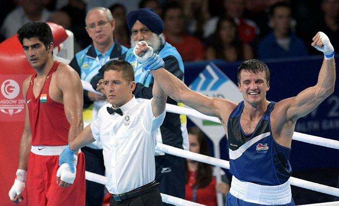India's Vijender Singh (left) looks dejected as England's Antony Fowler is declared the winner