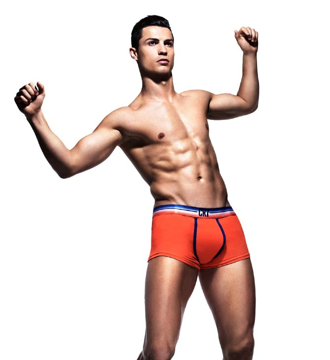 Hangen Afgrond Marco Polo PHOTOS: Ronaldo bares it all in latest CR7 underwear ads - Rediff Sports