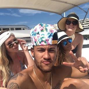 Neymar clicks a selfie with friends