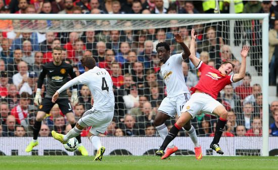 Ki Sung-Yeung of Swansea City scores the opening goal during the Barclays Premier  League match between Manchester United and Swansea City at Old Trafford
