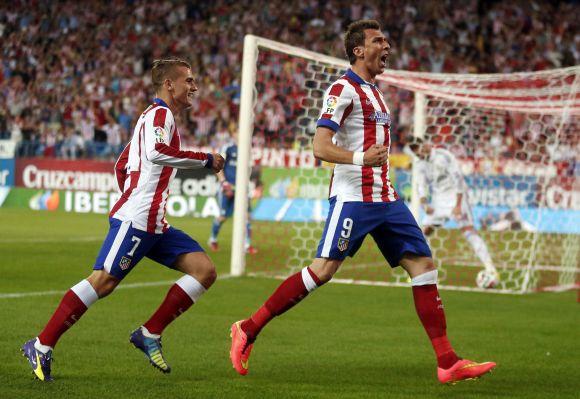 Atletico Madrid's Mario Mandzukic (R) celebrates his goal with teammate Antoine Griezmann (L) during their Spanish Super Cup second leg soccer match