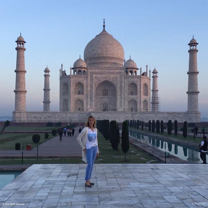Steffi Graf poses at the Taj Mahal in Agra