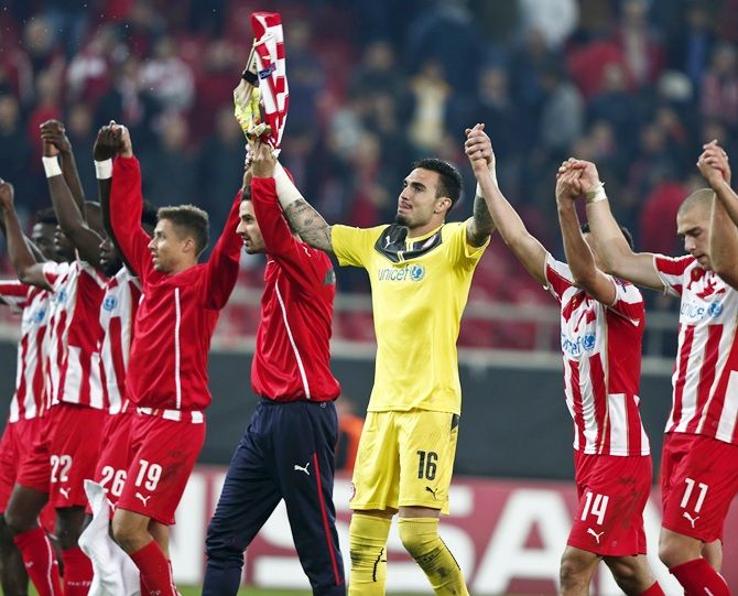 Olympiakos players celebrate their win 