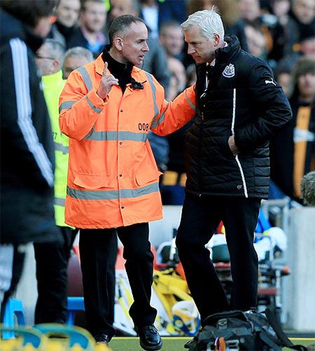 Newcastle manager Alan Pardew (right)