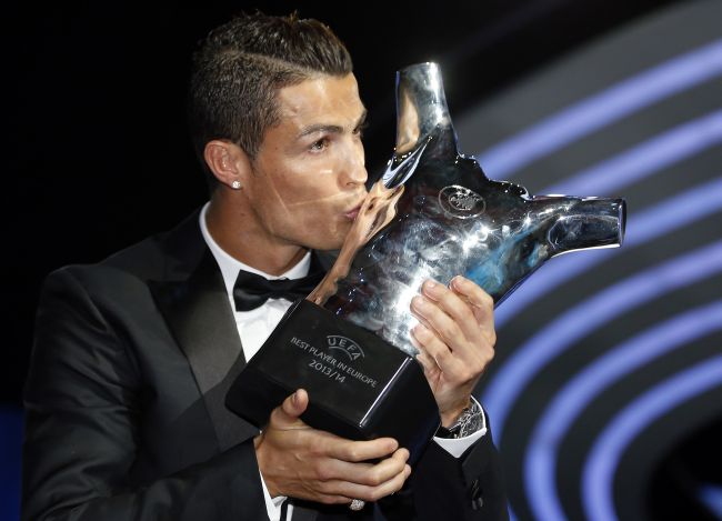 Real Madrid's Cristiano Ronaldo kisses his Best Player UEFA 2014 Award
